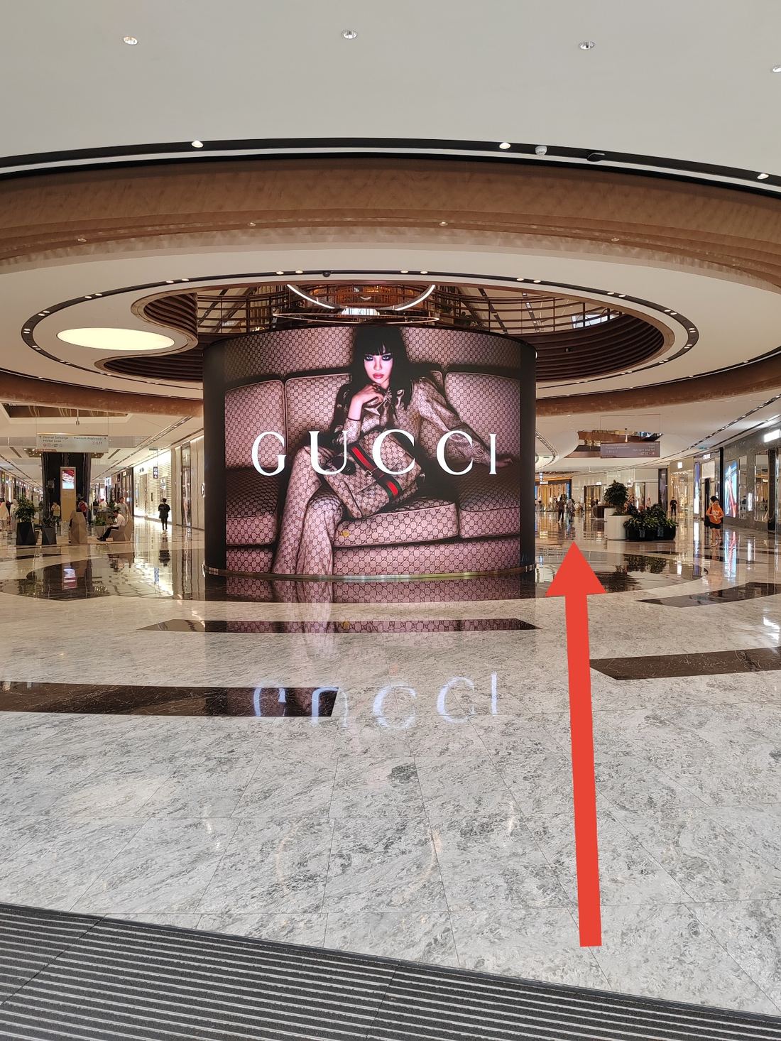 见 GUCCI 沿右走